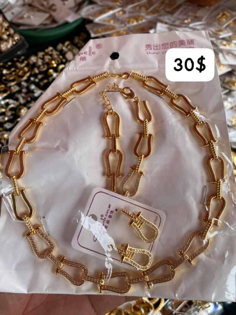 Collier et boucles d'oreilles plaqué or